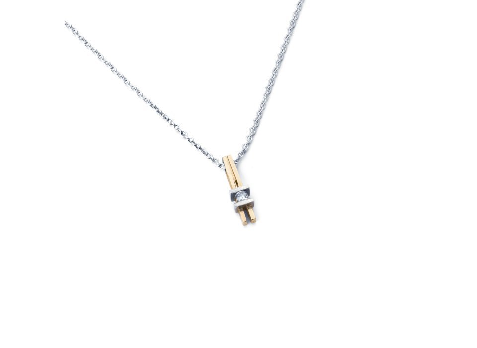 bicolor gouden R&C Hanger met diamant briljant slijpsel 
losse hanger exclusief Collier 

Model: 95 Julie 
Steengewicht: 0.05 Carat
diamant kleur: Wesselton
Diamant zuiverheid : Pikee
Groeibriljant systeem: ja 

goud: leverbaar in wit-, geel-, en rosegoud en alle kleurcombinaties

Schitter met tijdloze elegantie met onze R&C hanger Julie, bezet met een betoverende 1x0.05 karaat diamant. Draag deze hanger en laat je stralen met de schittering van duurzame luxe, perfect voor elke gelegenheid.