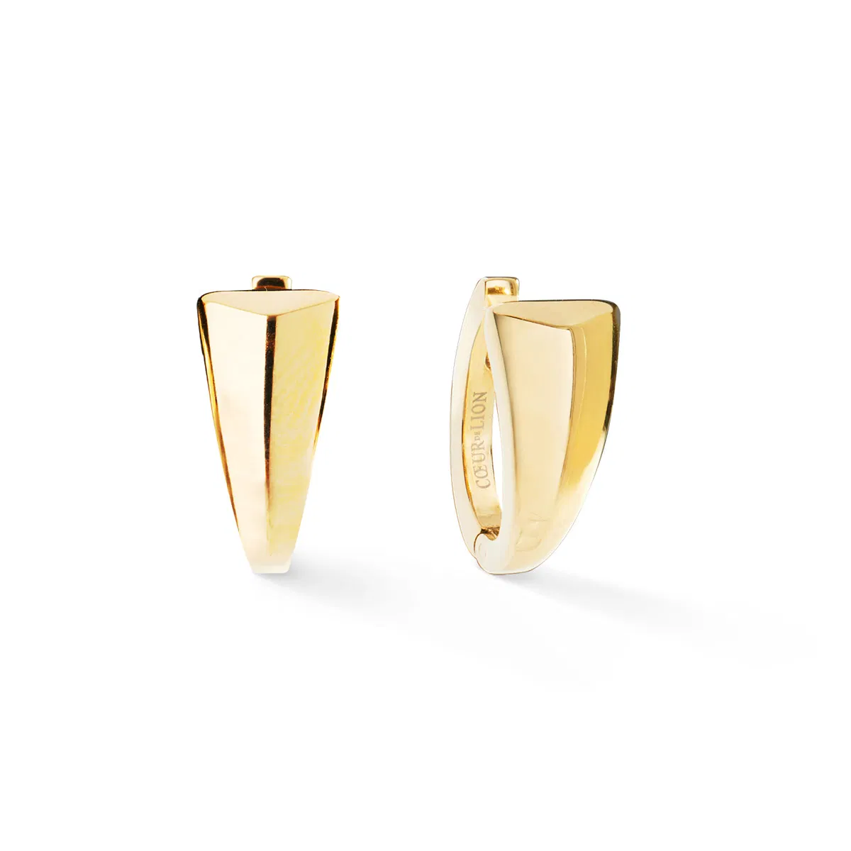 De Coeur de Lion Oorringen model 0152/21-1600 zijn elegante creolen in een goudkleurige afwerking, gemaakt van hoogwaardig metaal. Deze nieuwe sieraden zijn perfect om elke outfit te verfraaien en een vleugje glamour toe te voegen. Draag ze solo voor een verfijnde look of combineer met andere gouden accessoires voor een gedurfde stijlverklaring.