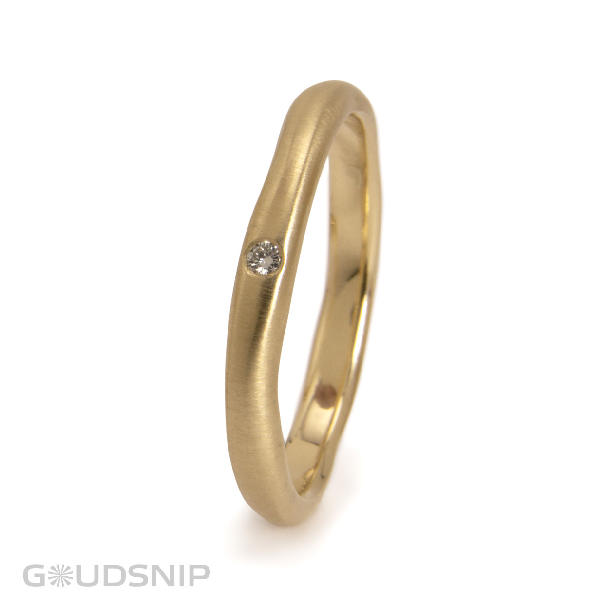 Handmade gouden ring met diamant. Ook mooi als unieke verlovingsring. Deze ring is handgemaakt in ons atelier.