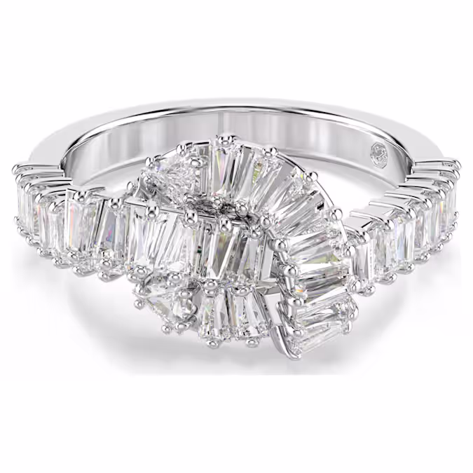 Geef uw stijl een lichtvangende draai met deze elegante Matrix-ring. Het ontwerp met rhodium toplaag is vervaardigd met een knoop in de vorm van een lint en heeft een verfijnde versiering van Swarovski Zirkonia in baguette-slijpvorm, elk geplaatst in een klauwzetting. Deze moderne en artistieke ring past perfect bij andere sieraden uit dezelfde lijn.
Artikelnr.: 5727119
Collectie:  Matrix
Materiaal:  Rodium-verguld, Zirkonia
Kleur:  Wit