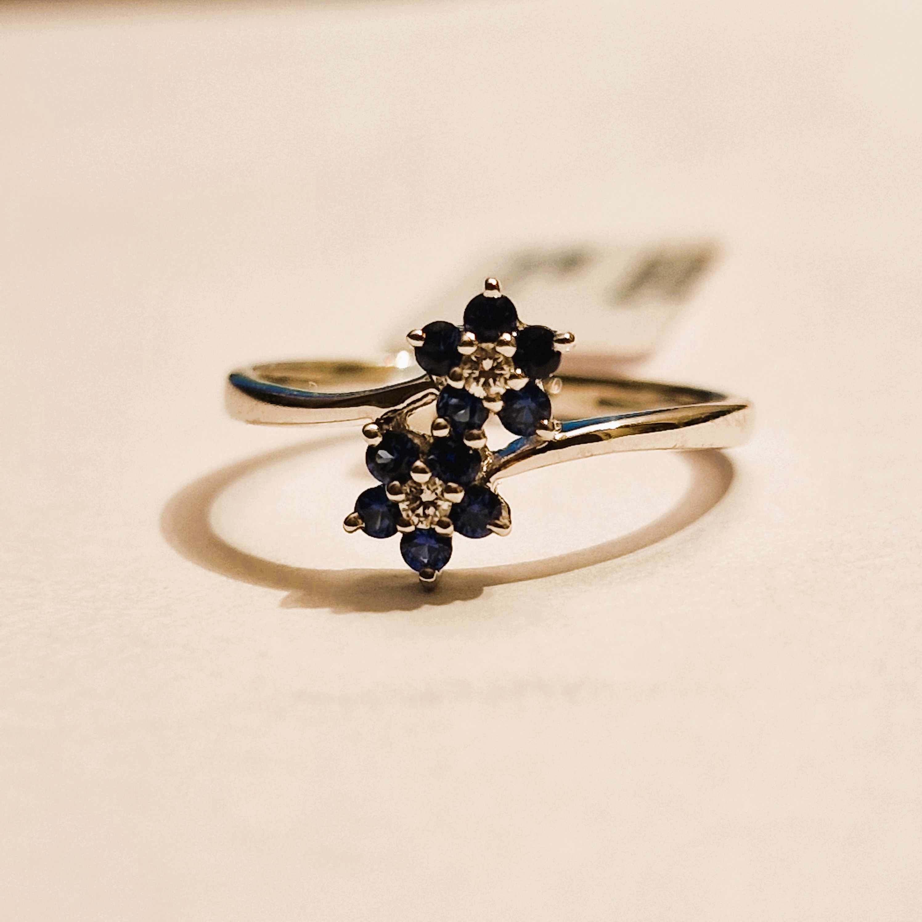 14k witgouden slagring met 2 rozetten bezet met saffier en diamant