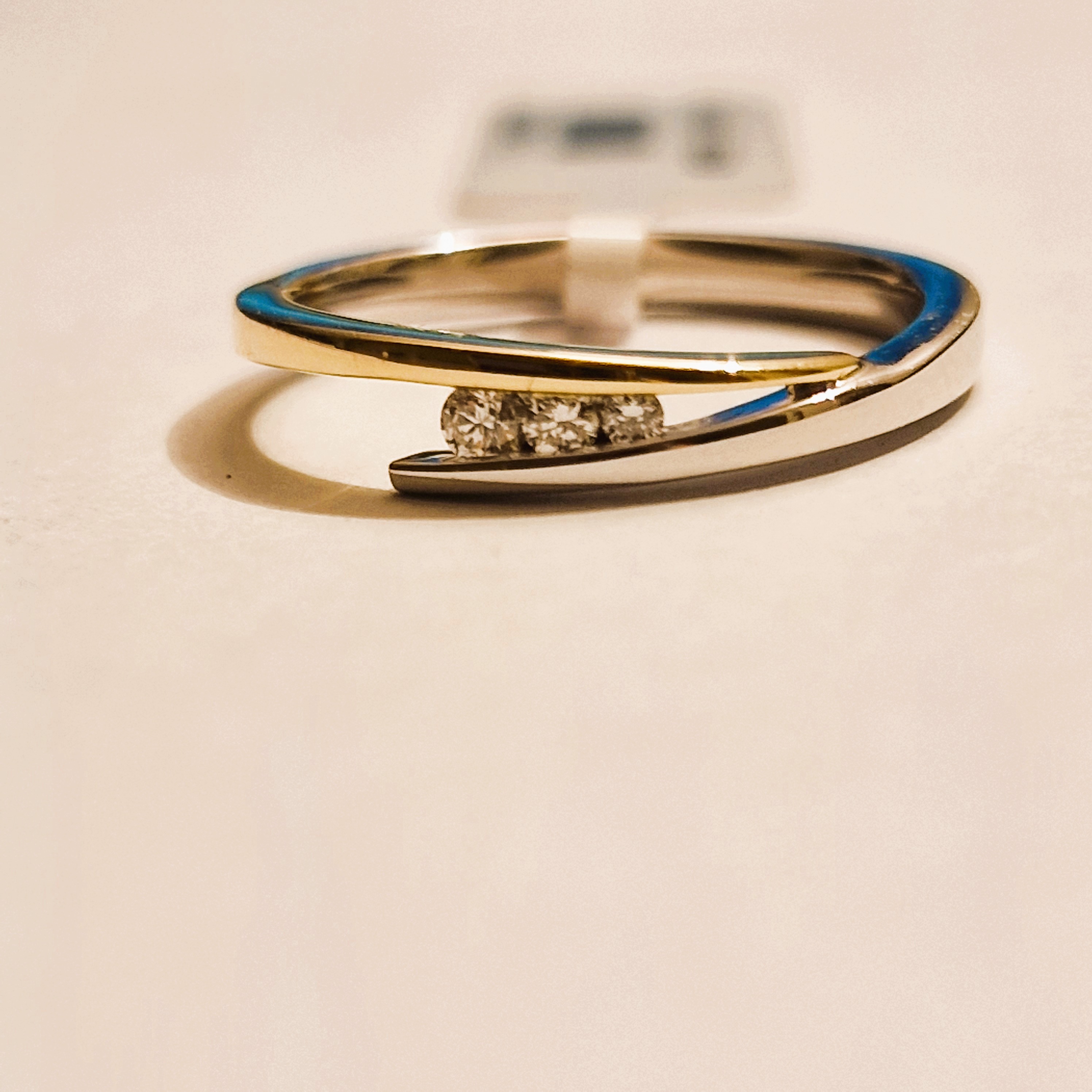14k geel en witgouden slagring met 3 diamanten in een railzetting