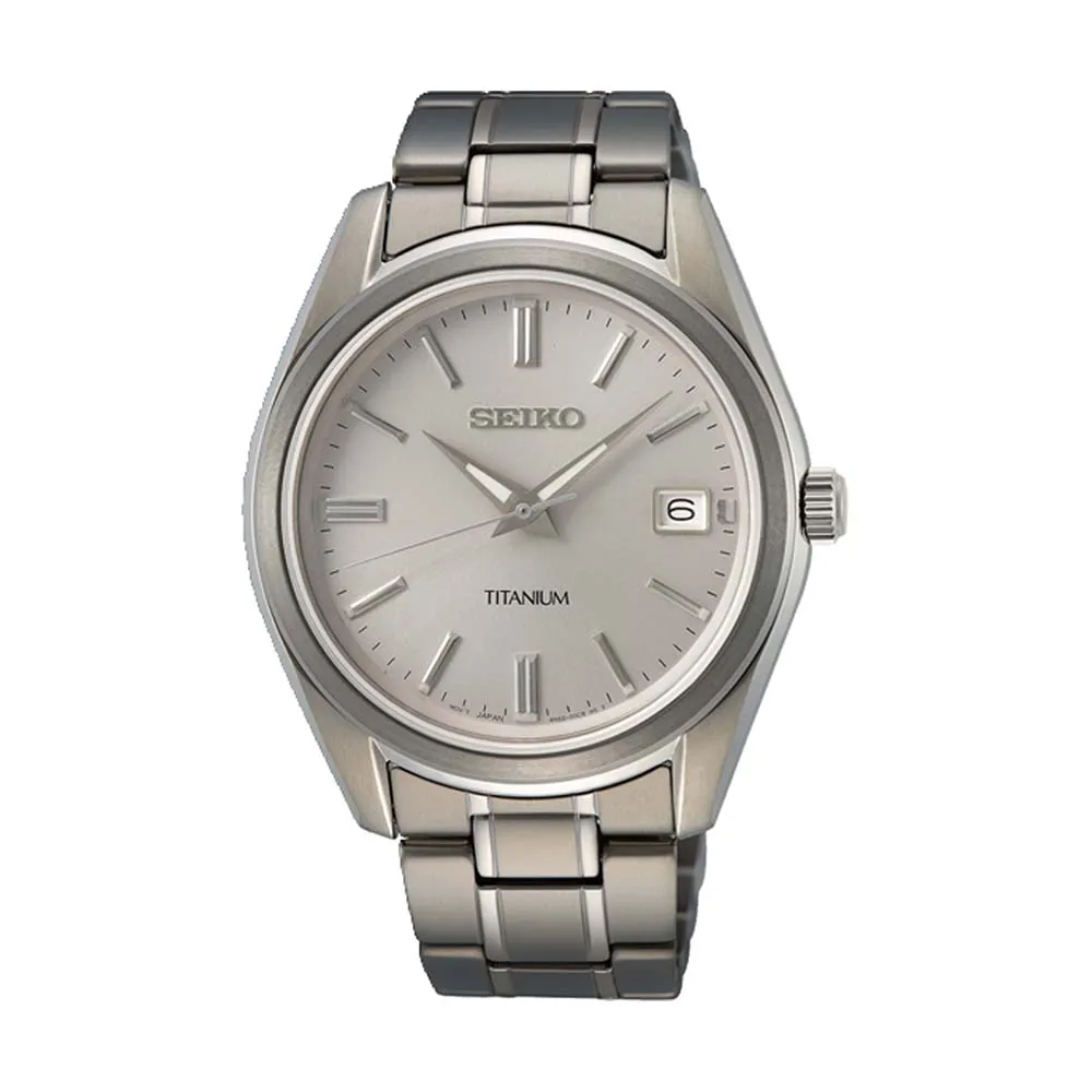 De SUR369P1 is een stijlvolle polshorloge met een zilverkleurige titanium behuizing en band. Het horloge heeft een analoge weergave, een grijze wijzerplaat, saffierglas en een datumaanduiding. Waterbestendig tot 10 ATM. Combineer het met zakelijke of casual kleding voor een verfijnde look. Niet geschikt als smartwatch. Perfect voor elke gelegenheid.