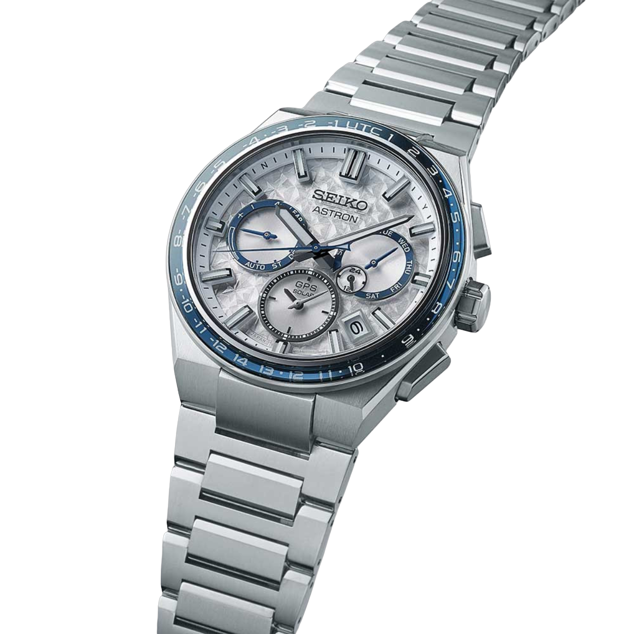 Een Limited Edition die zich onderscheidt met stijlvolle kleuren.

De heldere uitstraling van de titanium kast in combinatie met donkerblauwe accenten op de wijzerplaat en bezel zorgen voor een koele en strakke look.

Het transparante kristalpatroon op de wijzerplaat geeft een verfrissende designkwaliteit aan het ontwerp.

Naast een titanium band wordt er ook een versterkte tweekleurige siliconen band meegeleverd die qua kleurstelling heel mooi bij het horloge past.

