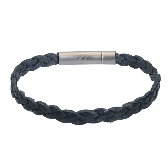 De iXXXi Men armband Jorn is een handgemaakte leren armband. De armband bestaat uit een gevlochten design met lederen banden. Armband Jorn is voorzien van een langwerpige, mat zilverkleurige sluiting gemaakt van stainless steel. De iXXXi heren armband Jorn is verkrijgbaar in de maten 19, 20, 21, 22 en 23. Mix en match met verschillende armbanden uit de iXXXi Men collectie en maak zo jouw look compleet!

Gemaakt van duurzaam stainless steel.
Verkleurt niet en geeft niet af op de huid.
Nikkel vrij
Hypo-allergeen