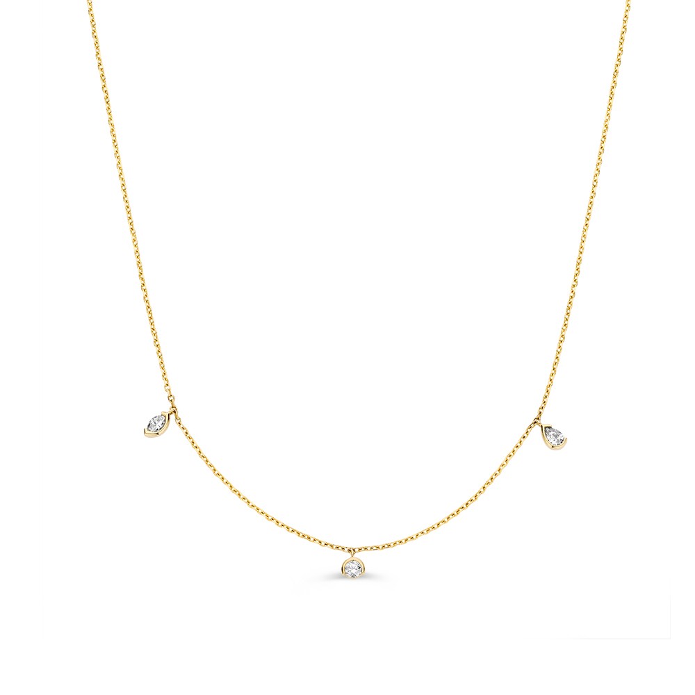Verfijnd en speels collier met drie diamanten in open bezel zetting, de diamanten hebben ieder een eigen slijpvorm: briljant, markies en peer.
