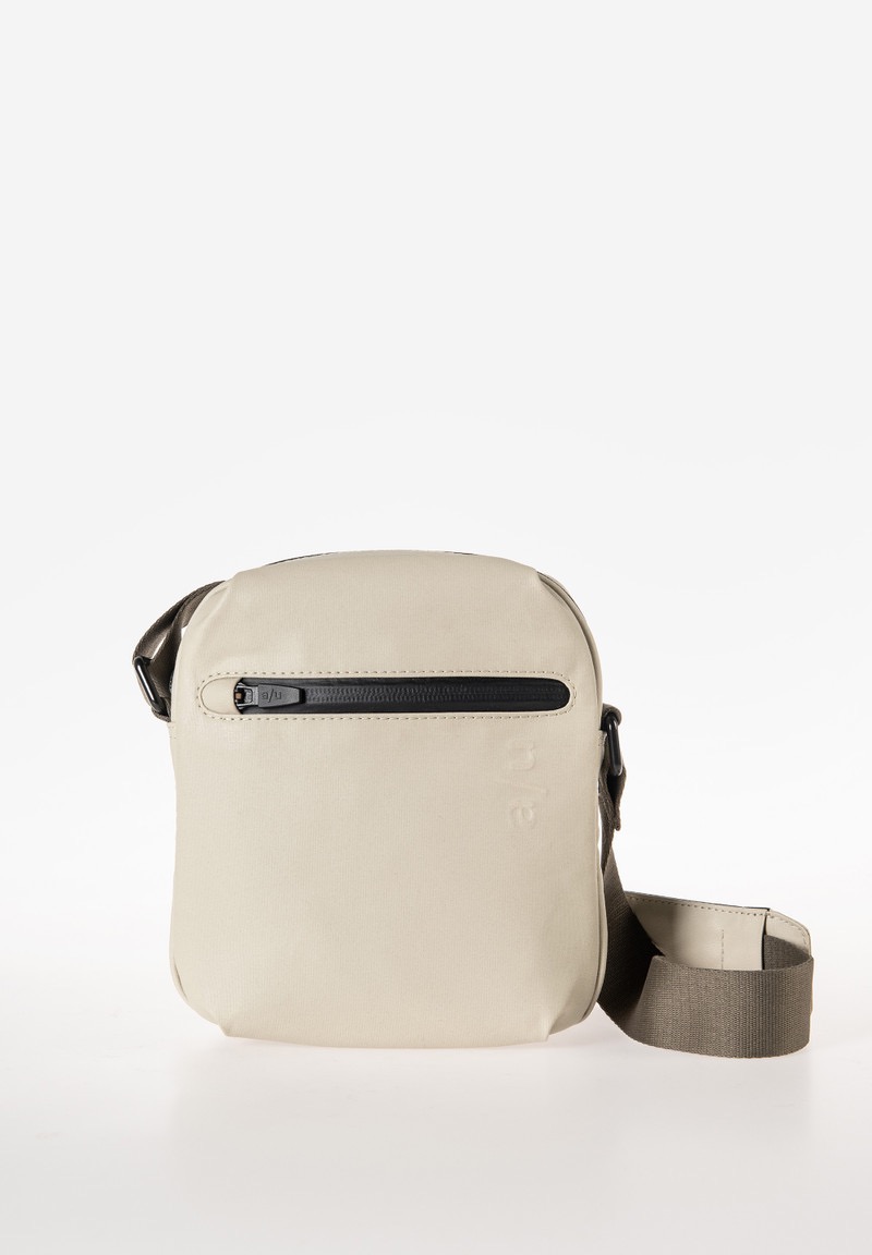  a/u by aunts & uncles – Onga RE (Japan RE Collectie)
De Onga RE is een compacte en functionele schoudertas van gerecycled nylon. Dankzij het tijdloze, minimalistische ontwerp en de doordachte indeling is deze tas ideaal voor dagelijks gebruik, daguitstapjes of op reis.

 Duurzaam & stijlvol
Het lichte, waterafstotende nylon is niet alleen milieuvriendelijk, maar ook bijzonder slijtvast. Zo blijven jouw essentials altijd goed beschermd – en dat met stijl.

 Indeling & functies
Hoofdvak met ritssluiting
Ritssluitingvak aan de voorzijde (regenbestendig)
Ritssluitingvak aan de achterzijde (regenbestendig)
Groot insteekvak aan de binnenzijde
Extra insteekvak, perfect voor je smartphone
Pennenlus
Verstelbare schouderriem
a/u-logo als reliëf
Voering van stevig polyester
 Specificaties
Kleur: Dust (zacht grijs/beige)
Afmetingen: ca. 17,5 x 6 x 19 cm (B x D x H)
Materiaal: Gerecycled, waterafstotend nylon
Collectie: Japan RE
 Perfect voor
Dagelijks gebruik
Dagtrips & reizen
Iedereen die houdt van duurzame kwaliteit met een strak design