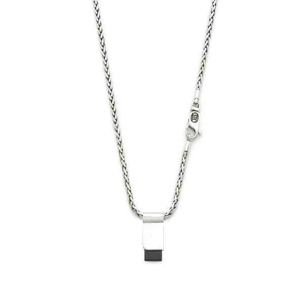 De zilveren ketting 181 met tag hanger wordt verkocht als één geheel. Deze zilveren ketting heeft een tag met aan de achterzijde een zwart onyx barretje, waardoor dit zilveren collier met hanger aan tweezijdes draagbaar is. De subtiele, met elkaar verweven patronen van deze handgemaakte zilveren ketting gaat over in een klein karabijn sluitinkje wat dit zilveren collier een speelse touch geeft. Maak je look helemaal af, combineer en creëer je eigen stijl.