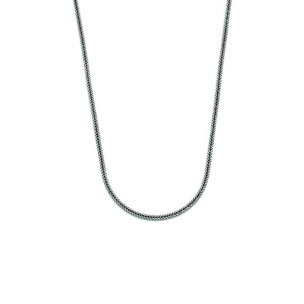 Deze zilveren ketting is met de hand gevlochten door de beste zilversmeden van Bali en Java. De verfijnde vierkante structuur maakt dit collier stoer en elegant tegelijk. Het collier sluit middels een karabijnsluiting wat deze ketting een speelse touch geeft. Met deze SILK ketting maak je je look helemaal af.