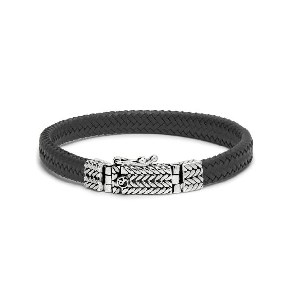 Maak kennis met de nieuwe handgevlochten Alpha lederen armband, een meesterwerk van traditioneel vakmanschap. Deze armband combineert de warmte van handgevlochten leer met een elegant en gedetailleerd zilveren bakslot, voorzien van een unieke structuur. Het soepele leer zorgt voor een comfortabele pasvorm, terwijl het verfijnde ontwerp zowel stoer als stijlvol oogt.

De gevlochten zwart leren band creëert, net als zijn zilveren tegenhanger, een krachtig en tijdloos patroon dat over de lengte van het sieraad loopt. Dit maakt de armband niet alleen duurzaam, maar ook een echte eyecatcher die bij elke outfit past.
