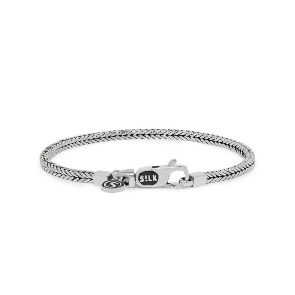 Deze zilveren armband is met de hand gevlochten door de beste zilversmeden van Bali en Java. De verfijnde vierkante structuur maakt deze armband stoer en elegant tegelijk. De armband sluit middels een karabijnsluiting wat deze armband een speelse touch geeft.