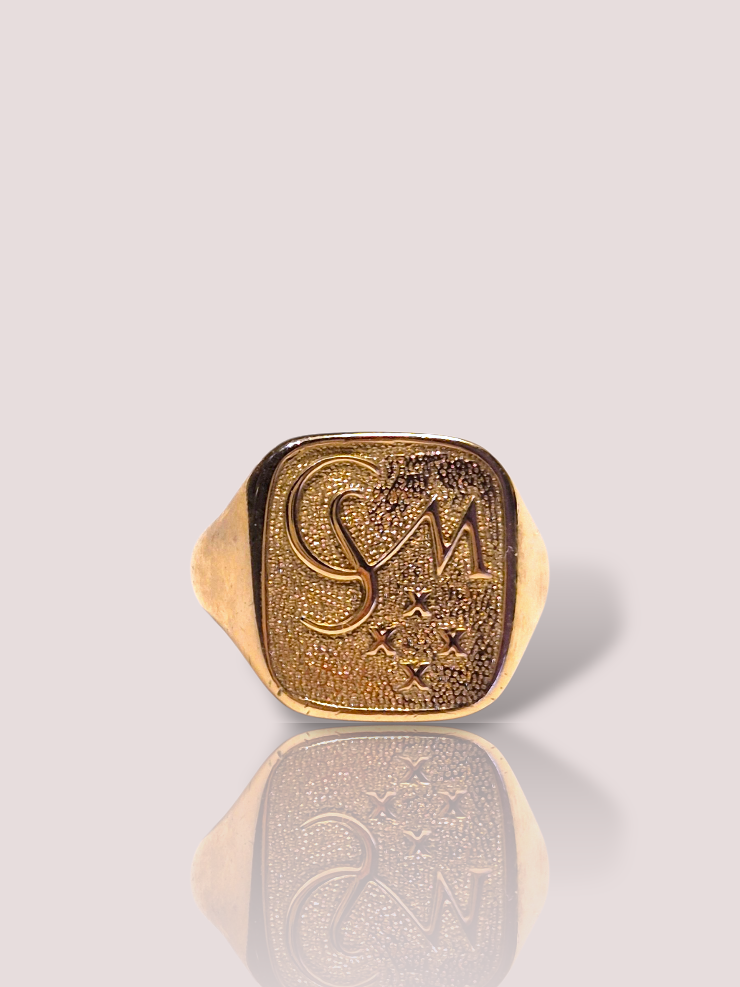 Deze vintage 14k geel gouden zegelring is een tijdloos sieraad van hoge kwaliteit. De massieve gouden afwerking geeft een luxe uitstraling. Draag deze ring als statement piece op de ring- of pinkvinger voor een klassieke look. Ideaal voor zowel dagelijks gebruik als speciale gelegenheden. Voeg een vleugje elegantie toe aan elke outfit.

Het zegel heeft een afmeting van 1,5 bij 1,5 cm en is voorzien van de letters M en S in een sierlijke gravure. 