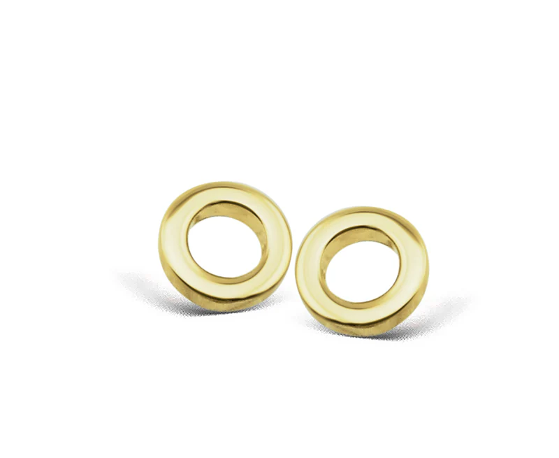 De Huismerk zilveren oorsteker, modelnummer JE002G, is een verfijnde toevoeging aan elke sieradencollectie. Als stud oorbellen zijn ze subtiel en stijlvol, perfect voor dagelijks gebruik of feestelijke gelegenheden. Draag deze oorstekers met je haar opgestoken of los voor een elegante uitstraling. Combineer met andere zilveren accessoires voor een complete look.
