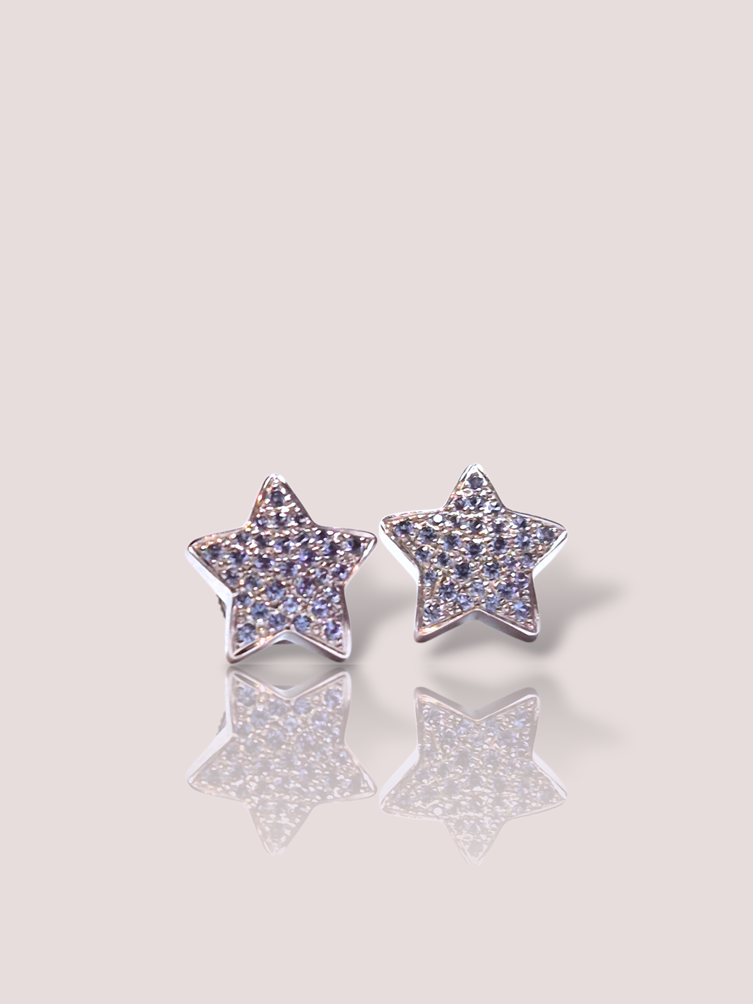 Deze Vintage 18k witgouden oorstekers in stervorm met spinel stralen elegantie uit met hun verfijnde witte gouden afwerking. Perfect voor zowel formele als informele gelegenheden. Draag ze om een vleugje luxe aan je dagelijkse outfit toe te voegen of om je avondlook compleet te maken. Ideaal als tijdloos accessoire in je sieradencollectie.

De oorstekers 