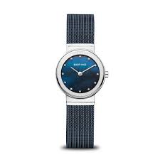 Klassiek, puristisch en toch spannend. Perfect stijlvol samen met contemporain  minimalisme. De CLASSIC-COLLECTIE is geïnspireerd op Deens design en staat voor unieke horloges die je dagelijkse stijl perfect accentueren.    Zeer hard kristalhelder en krasvast saffierglas zorgt dat de prachtige wijzerplaat duidelijk zichtbaar is. 