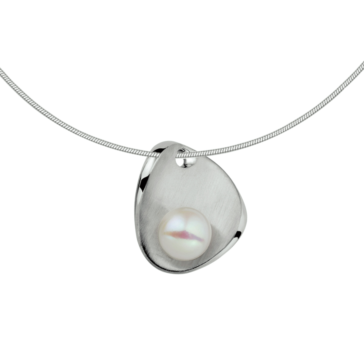 Gerhodineerd zilveren 1.5mm venetiaans collier met een lengte van 42cm en een extensie van 3cm. Het collier is uitgevoerd met een poli mat hanger van 26x23mm met een zoetwaterparel van 10,5mm. De hanger met collier is te combineren met bijpassende sieraden uit onze collectie.
