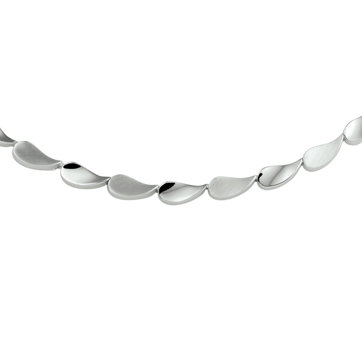Gerhodineerd 925 zilveren collier uitgevoerd met een stevige karabijn sluiting. Het collier heeft een poli/matte afwerking en een draaglengte van 45cm. De schakelbreedte is 5.6mm.