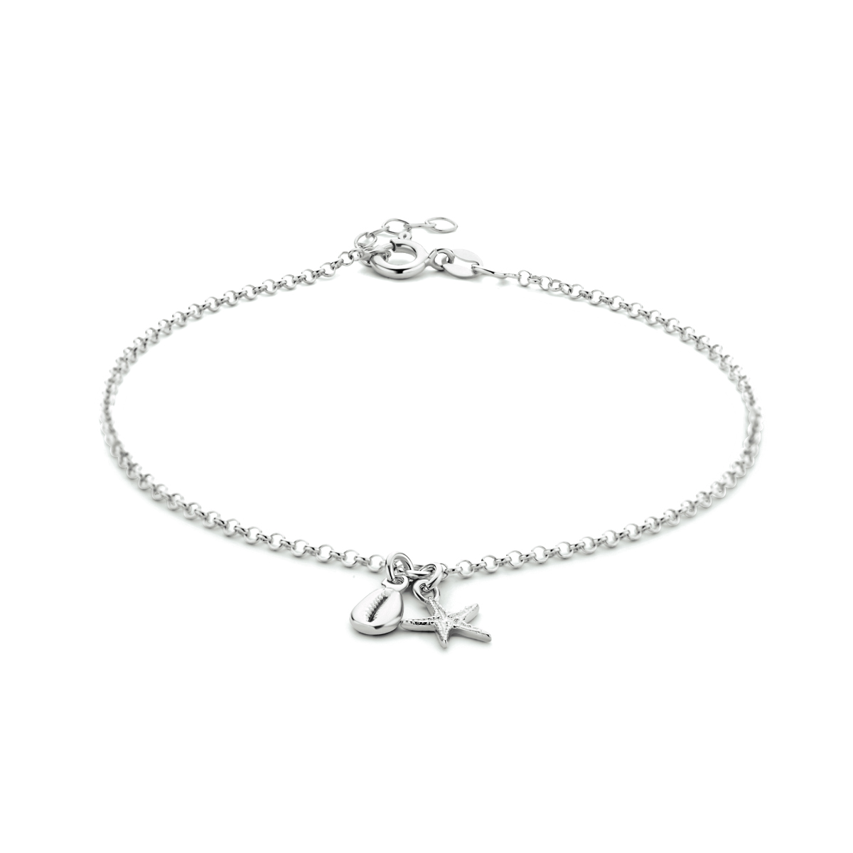 Gerhodineerd 925 zilveren enkelbandje uitgevoerd met een ster en een schelp. Het enkelbandje heeft een draaglengte van 24cm en een extensie van 2cm.