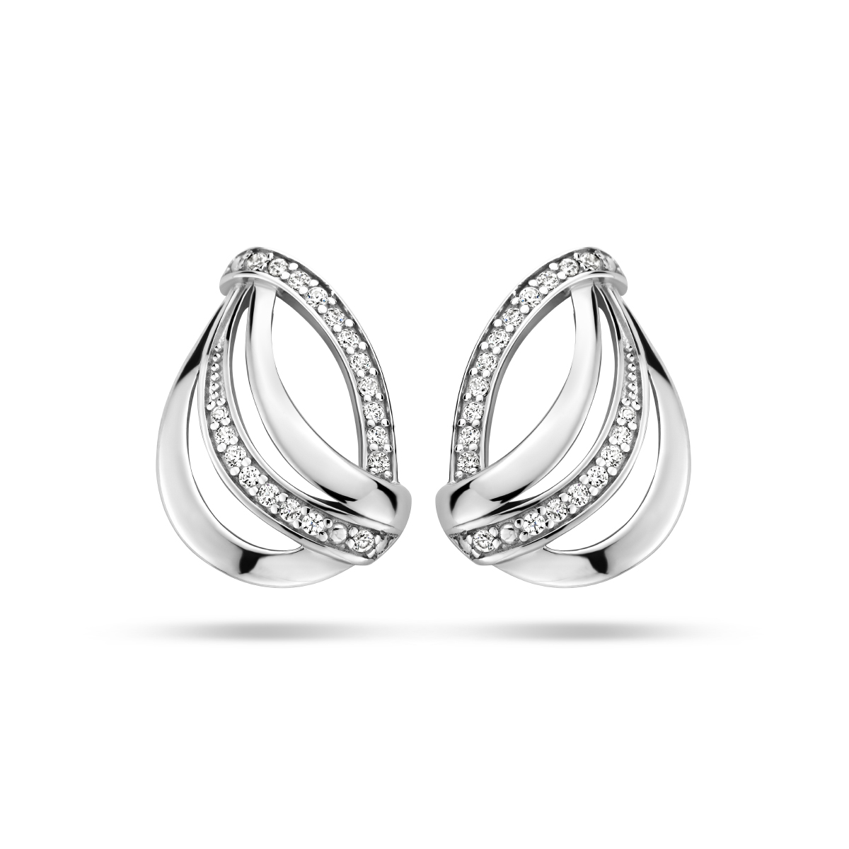 Gerhodineerd 925 zilveren oorknoppen uitgevoerd met schitterende zirkonia. De oorknoppen hebben een afmeting van 16x11.3mm.