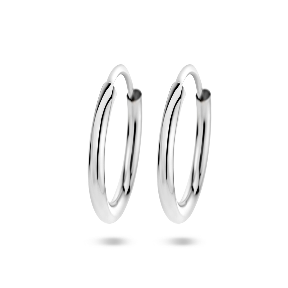 Gerhodineerd zilveren oorringen, gemaakt van een rond buis (doorsnede 1,8mm).