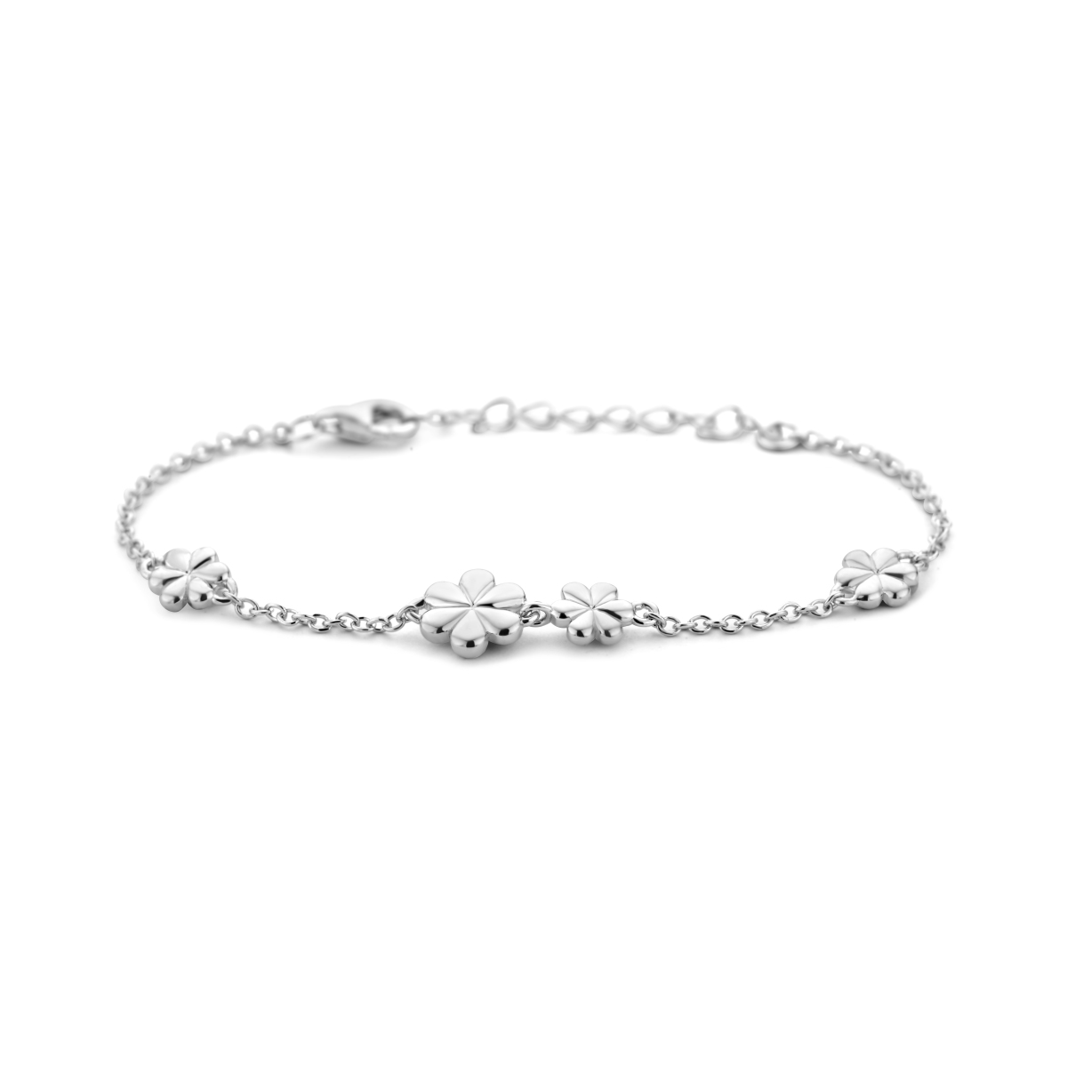 Gerhodineerd 925 zilveren armband uitgevoerd met vier bloemen. De armband heeft een schakelbreedte van 1.5mm en is uitgevoerd met een karabijnsluiting. De draaglengte is 13cm met een extensie van 3cm.
