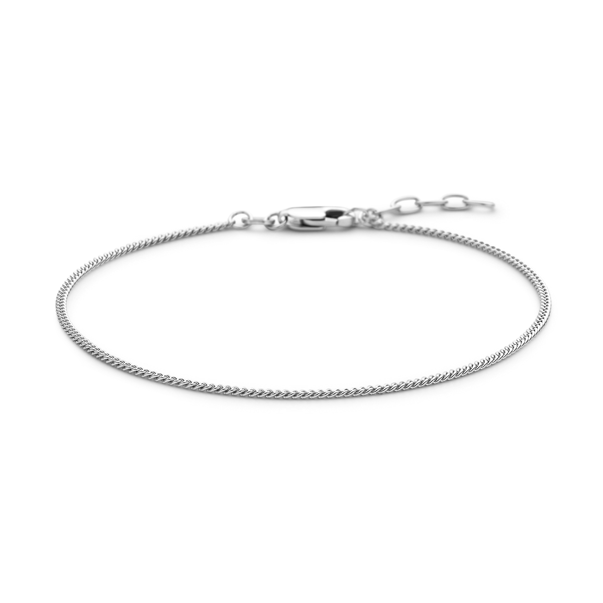Gerhodineerd 925 zilveren gourmette armband met een schakelbreedte van 1.4mm. De draaglengte is 19cm met een extensie van 2cm. Uitgevoerd met een karabijn sluiting.