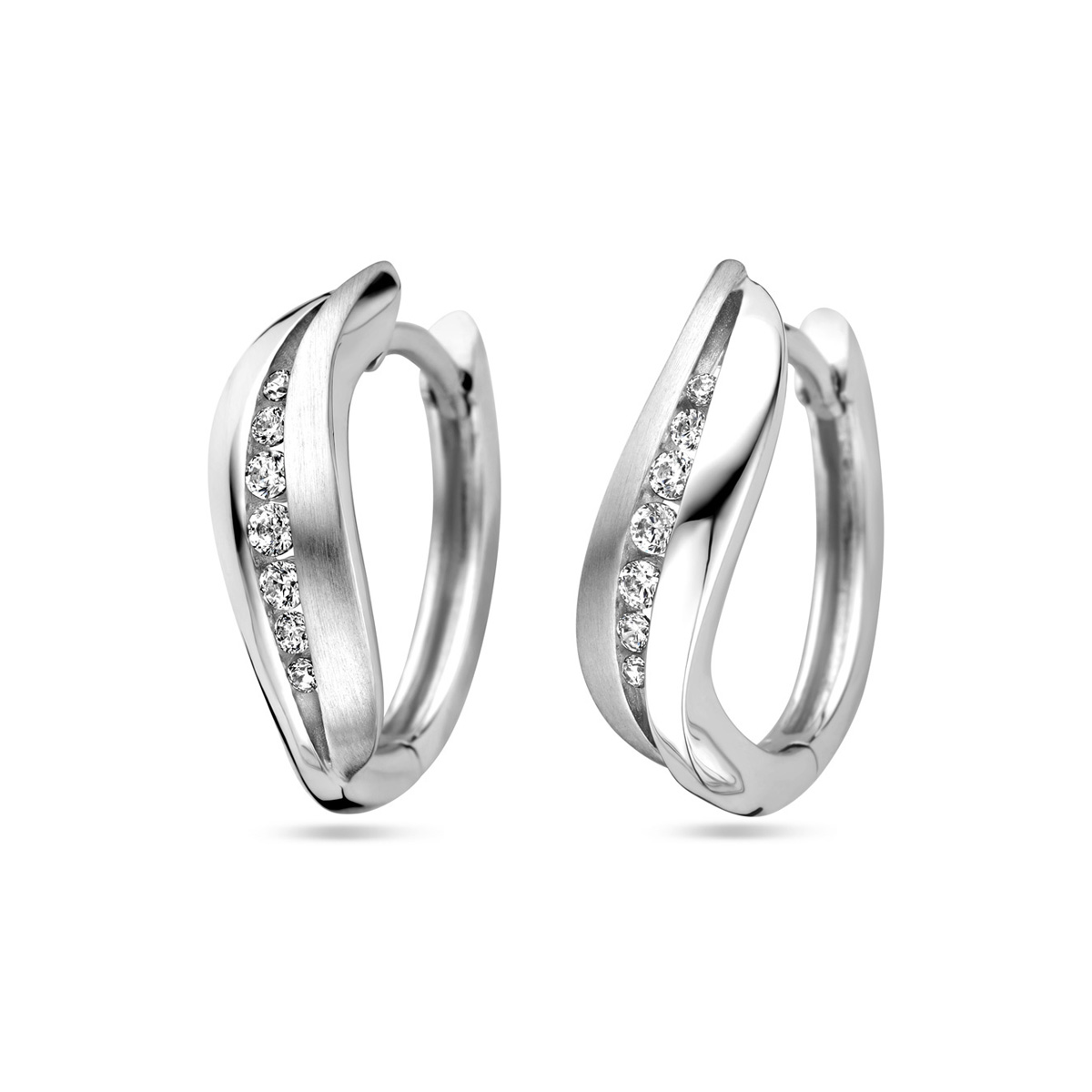 Gerhodineerd 925 zilveren klapoorringen uitgevoerd met zirkonia. De klapoorringen hebben een afmeting van 16x5.5mm.