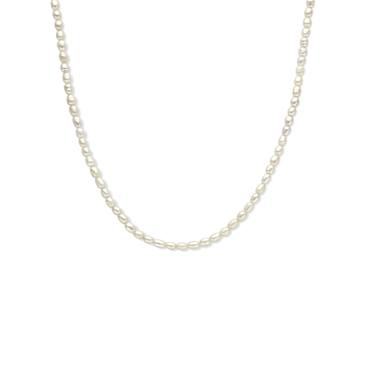 Stijlvol collier van 925 sterling zilver, uitgevoerd met verfijnde zoetwaterparels die zorgen voor een tijdloze en elegante uitstraling. Met een draaglengte van 40 cm en een extensie van 5 cm valt het collier altijd mooi op maat. Een klassiek sieraad dat perfect te combineren is met zowel een alledaagse look als een feestelijke outfit.

Materiaal: 925 sterling zilver

Detail: Zoetwaterparels

Lengte: 40 cm + 5 cm extensie

Stijl: Tijdloos & elegant