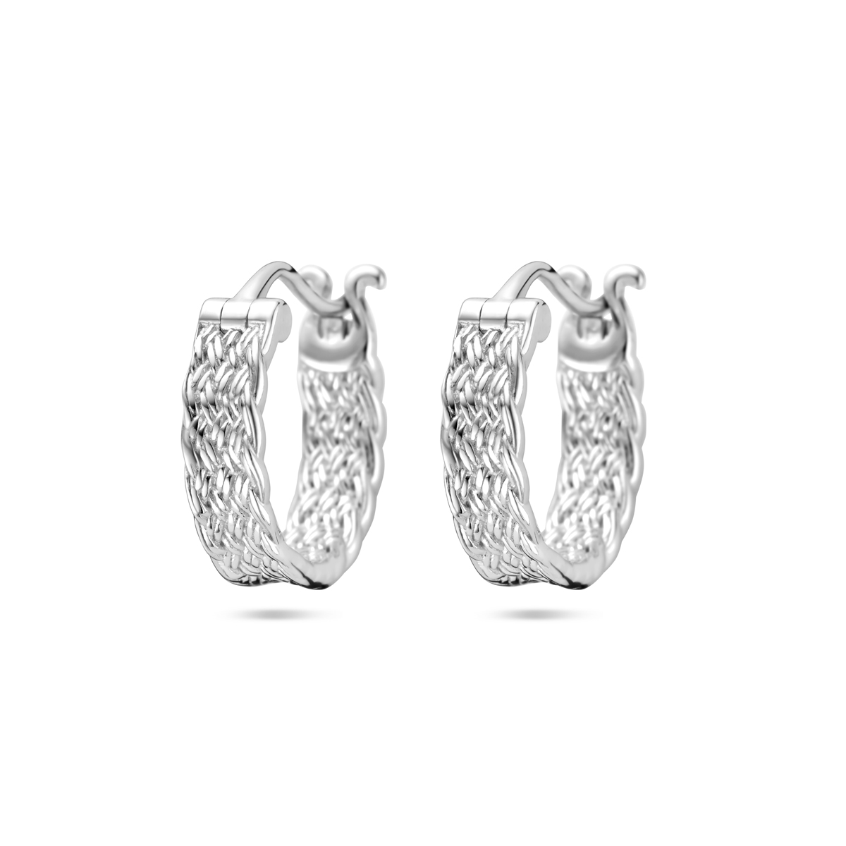 Deze zilveren oorringen, modelnummer 1338488,  hebben een gevlochten vorm. Met een breedte van 4,1 mm en een diameter van 15 mm stralen ze elegantie uit. Ze zijn lichtgewicht met slechts 3,5 gram. Deze creolen kunnen elke dag gedragen worden en passen perfect bij zowel casual als chique outfits.