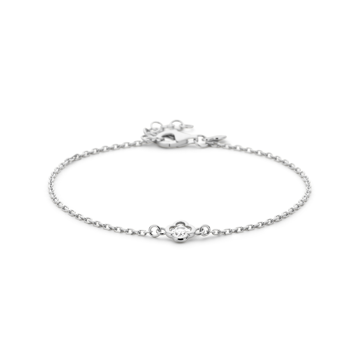 Gerhodineerd 925 zilveren armband uitgevoerd met een bloem en zirkonia. De armband heeft een draaglengte van 17cm met 2cm extensie. Uitgevoerd met karabijn sluiting. De schakelbreedte is 1.5mm.