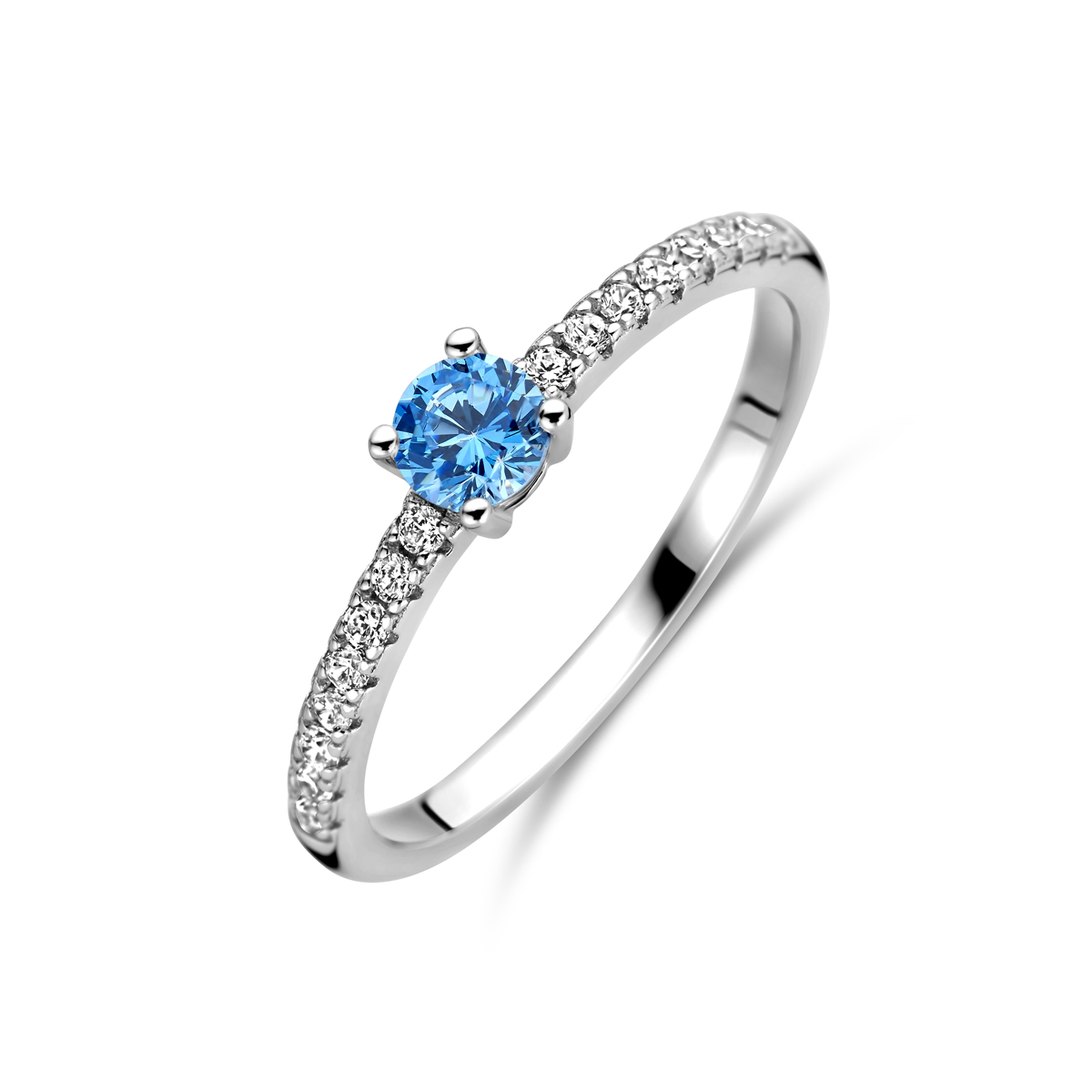 Gerhodineerd 925 zilveren ring uitgevoerd met witte en blauwe zirkonia. De ring heeft een breedte van 4mm.