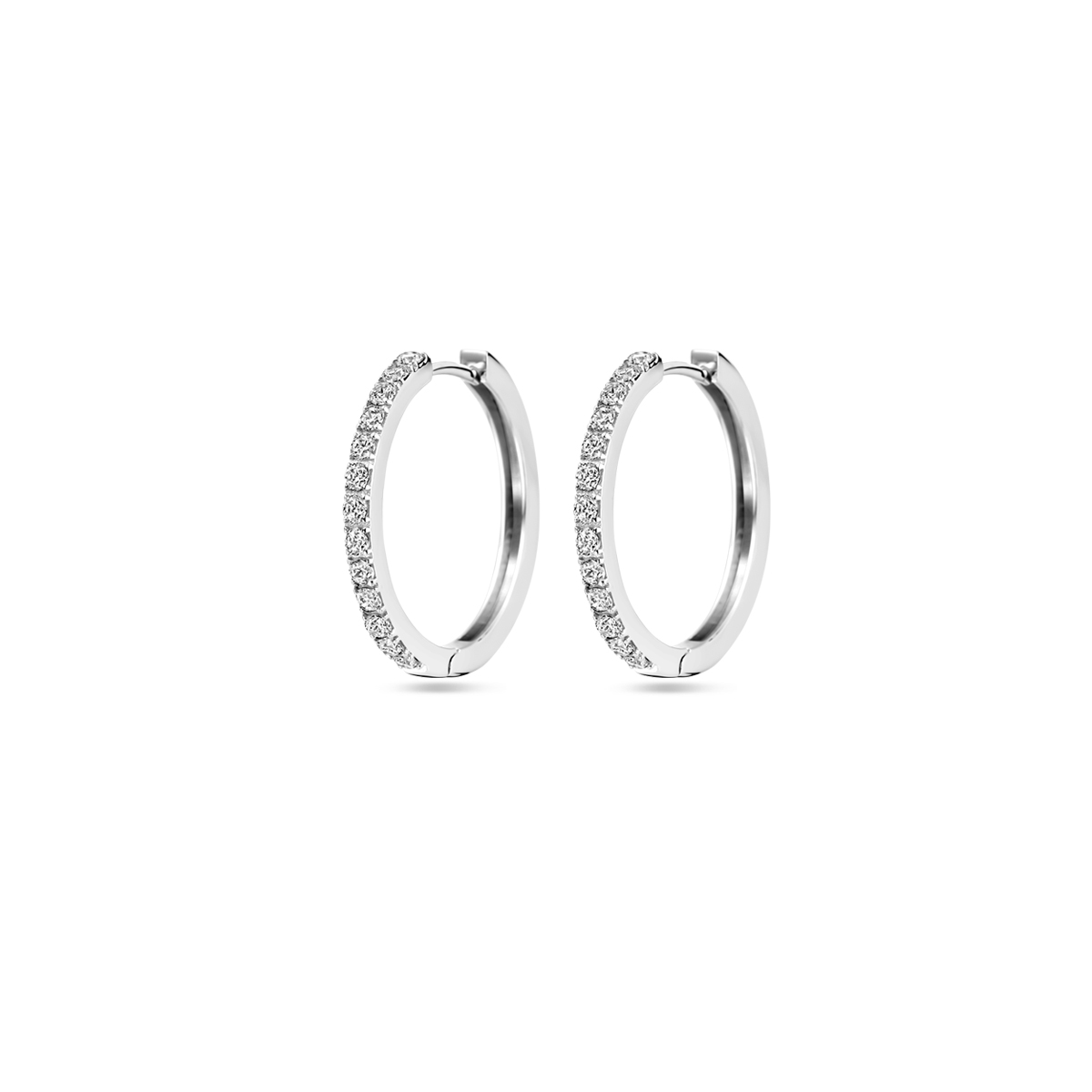 Elegante klapoorringen van 925 sterling zilver, verfijnd bezet met fonkelende zirkonia. Met een breedte van 2 mm hebben deze oorbellen een subtiele maar sprankelende uitstraling. Dankzij de praktische klapsluiting zijn ze eenvoudig te dragen en blijven ze veilig en comfortabel op hun plaats. Perfect voor dagelijks gebruik &eacute;n speciale gelegenheden.

Materiaal: 925 sterling zilver

Steensoort: Zirkonia

Breedte: 2 mm

Sluiting: Klapsluiting

Stijl: Elegant & tijdloos
