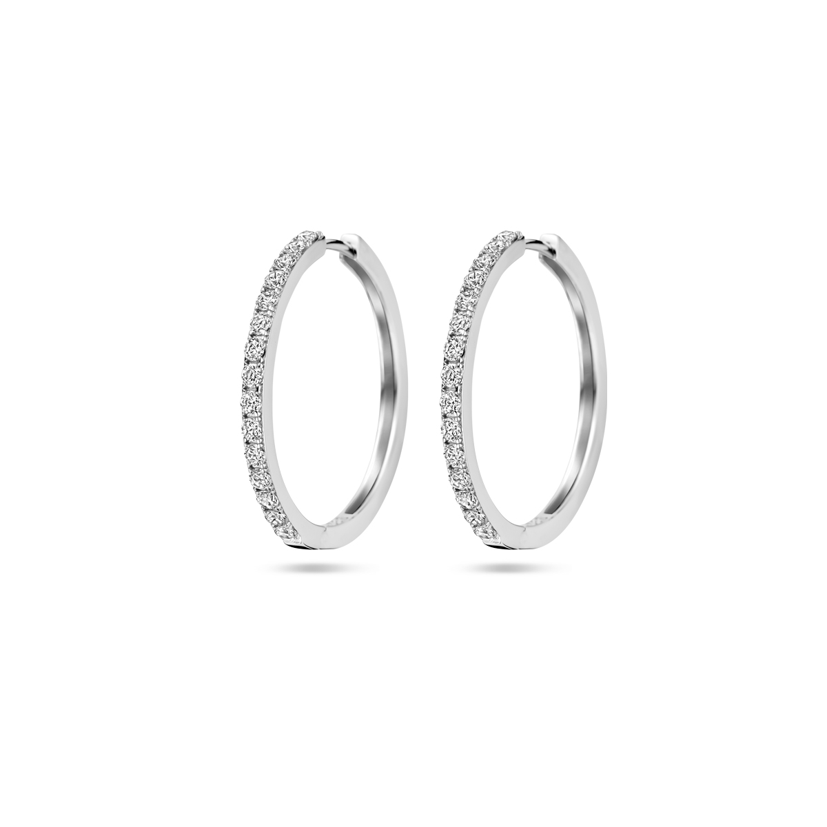 Gerhodineerd 925 zilveren klapoorringen uitgevoerd met zirkonia. De klapoorringen hebben een breedte van 2mm.