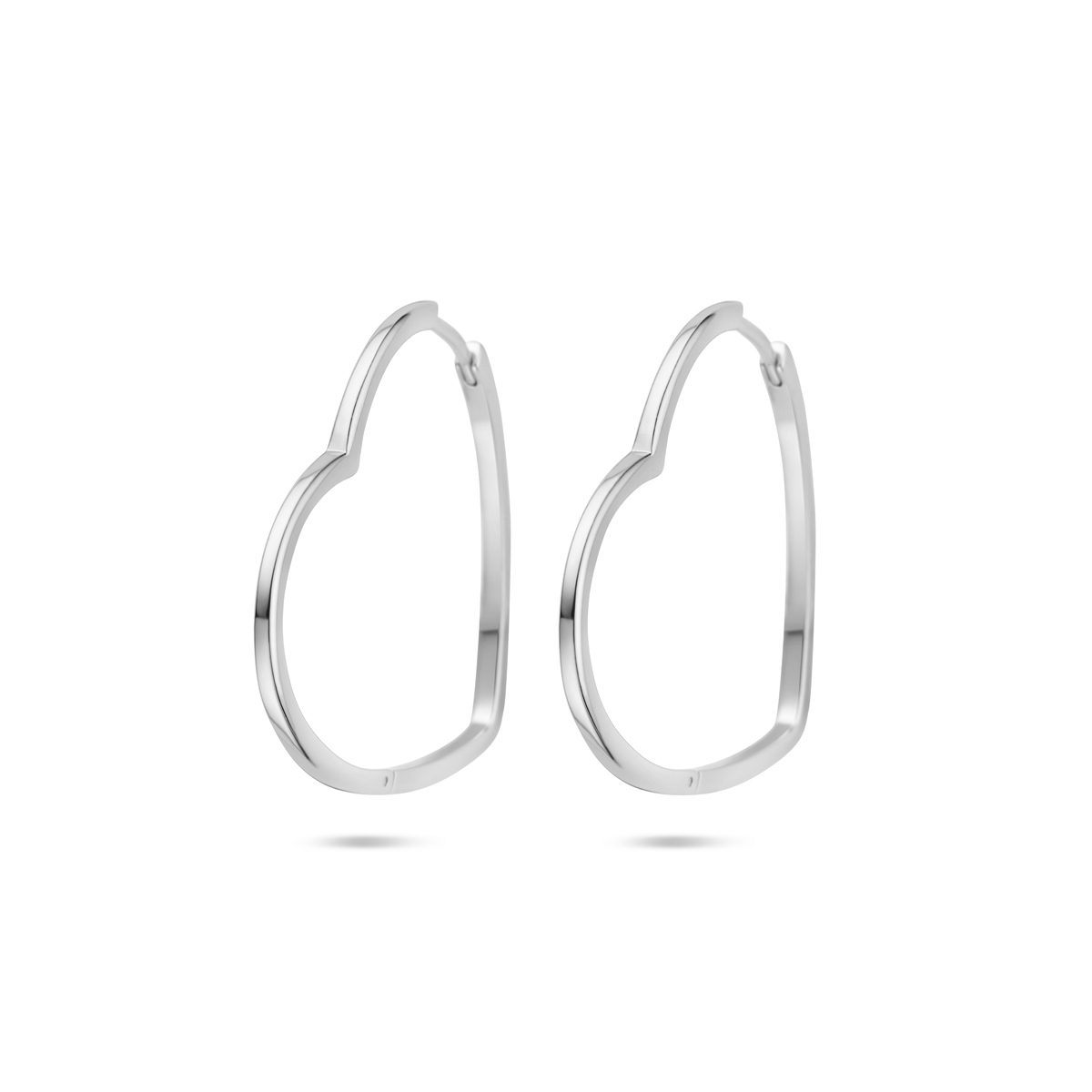 Gerhodineerd 925 zilveren klapoorringen uitgevoerd in de vorm van een hartje. De klapoorringen hebben een buisdikte van 2mm.