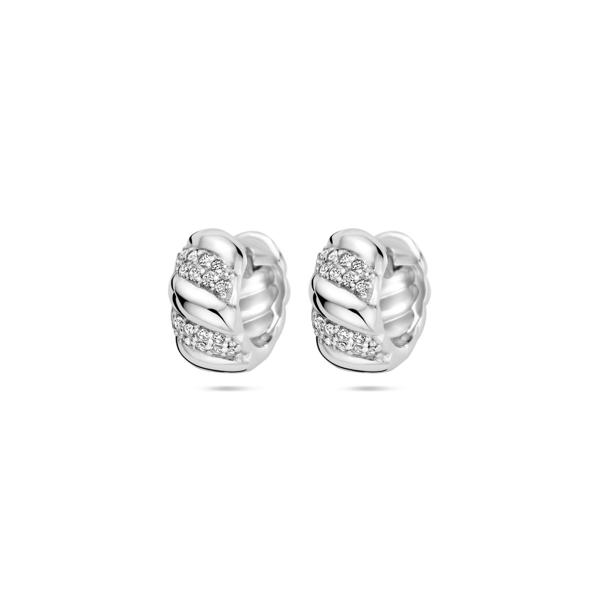 Gerhodineerd 925 zilveren klapoorringen uitgevoerd met zirkonia. De klapoorringen hebben een breedte van 6mm.