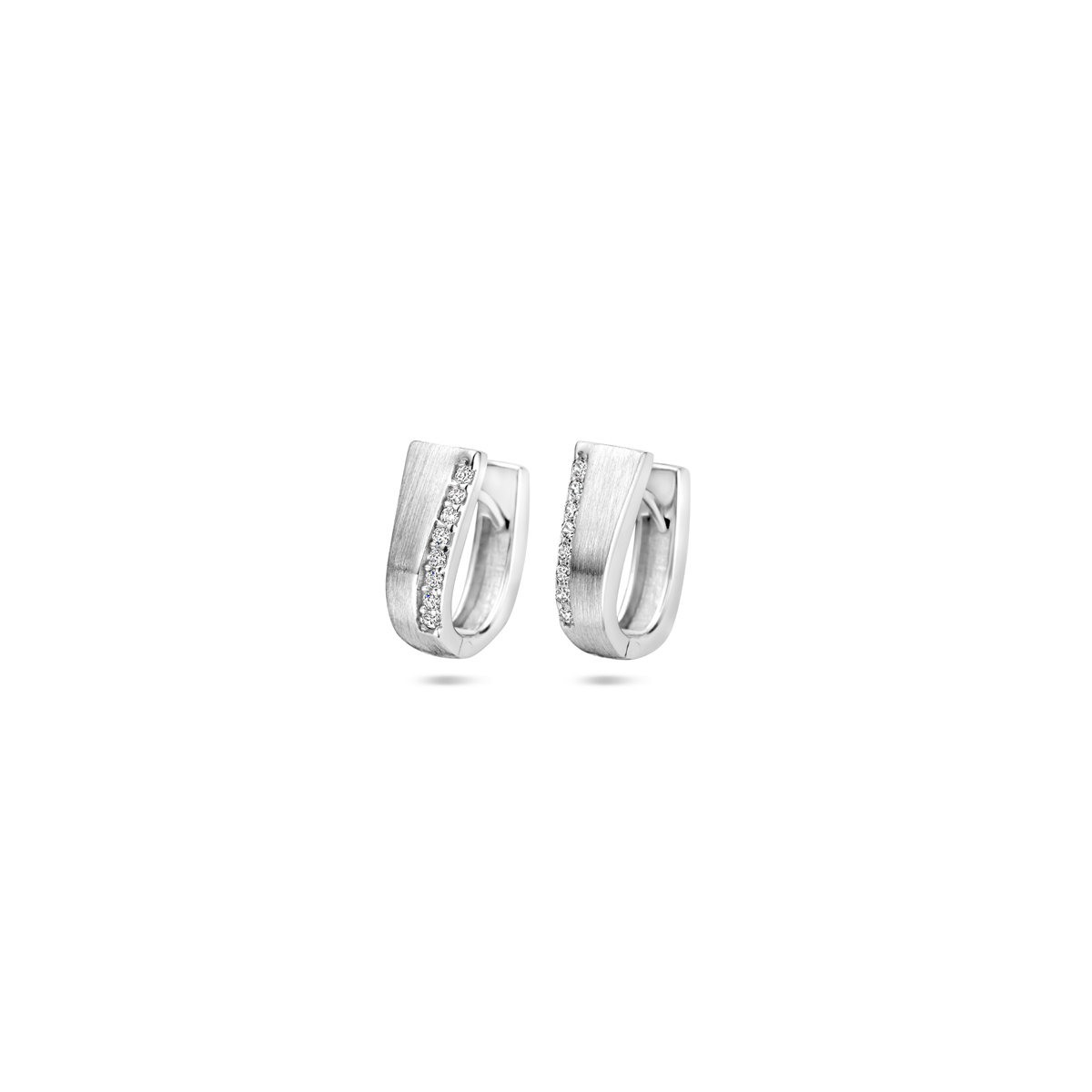 Gerhodineerd 925 zilveren klapoorringen uitgevoerd met zirkonia. De oorringen hebben een hoogte van 14mm.
