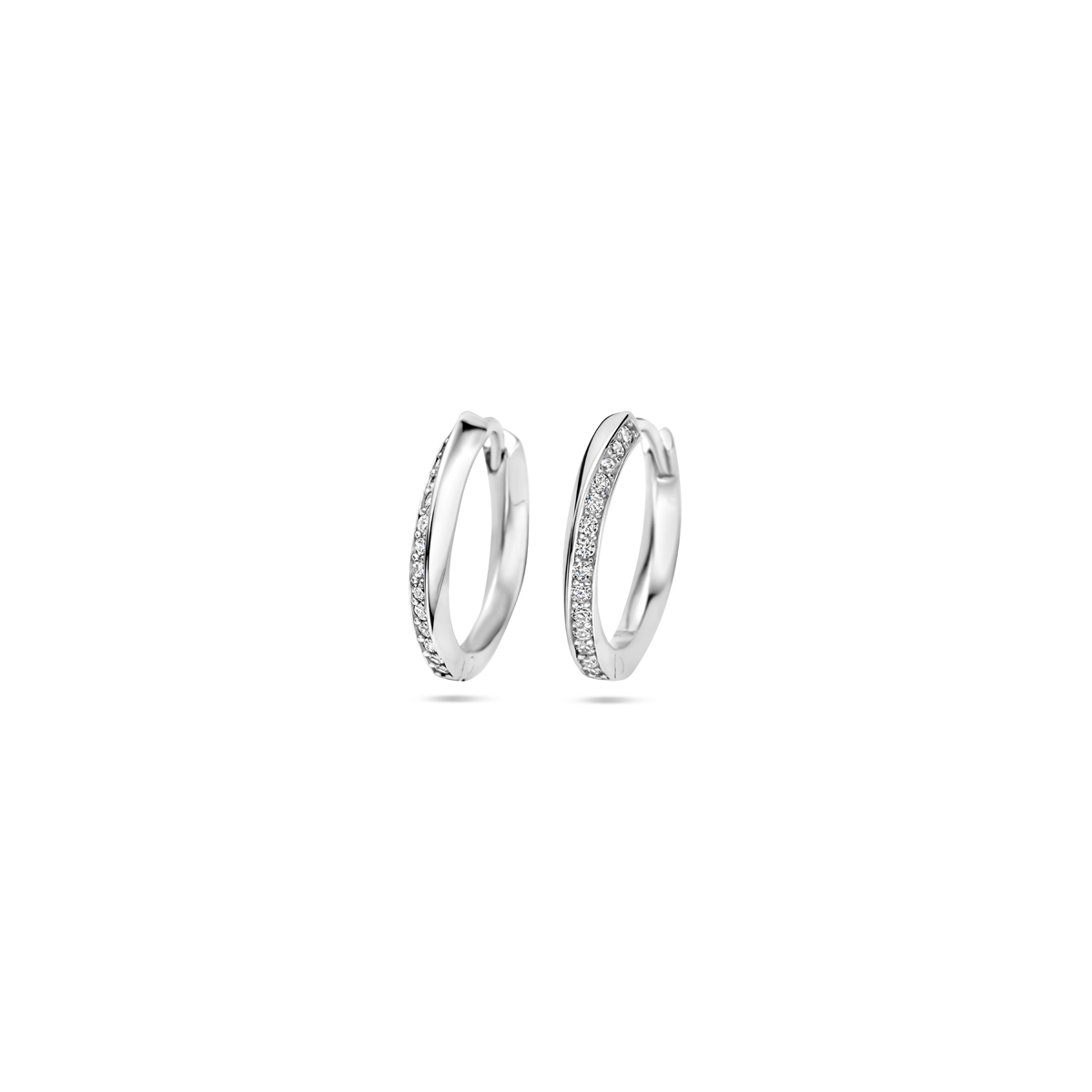 Gerhodineerd 925 zilveren klapoorringen uitgevoerd met zirkonia. De oorringen hebben een diameter van 16mm.