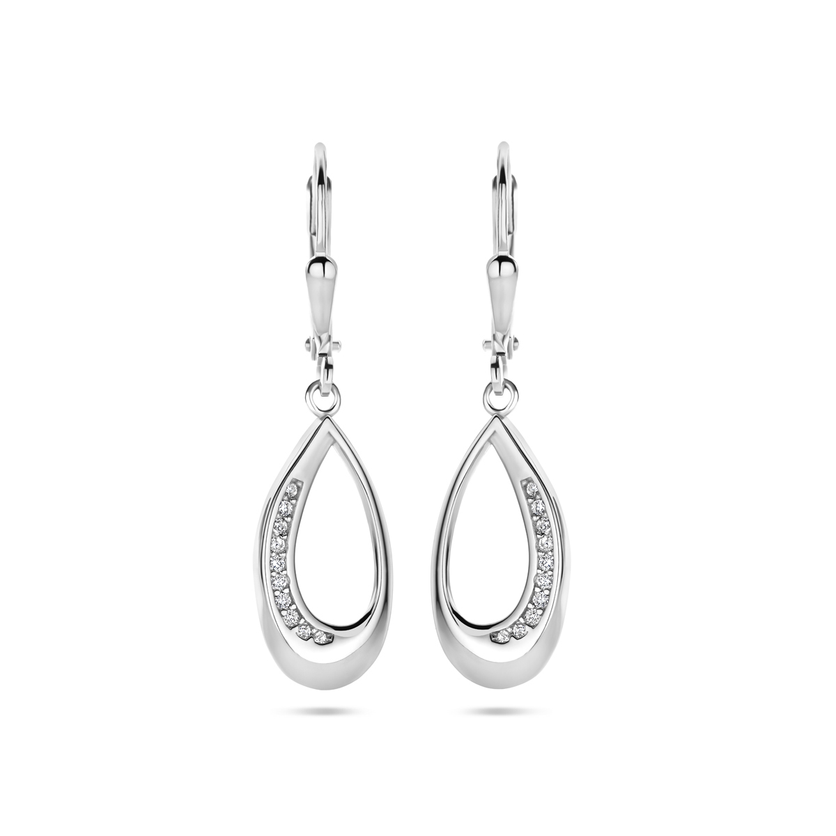 Gerhodineerd zilveren oorhangers uitgevoerd met een schitterende zirkonia rij. De oorhangers hebben een totale hoogte van 34mm.