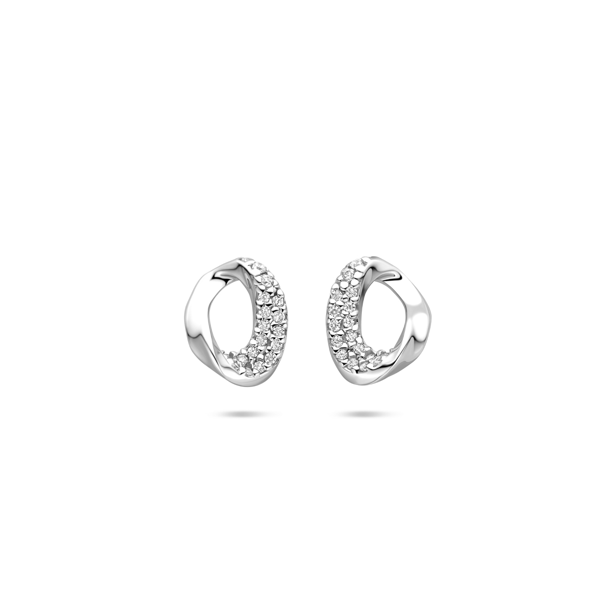 Gerhodineerd 925 zilveren oorknoppen uitgevoerd met zirkonia. De oorknoppen hebben een afmeting van 9x7mm.