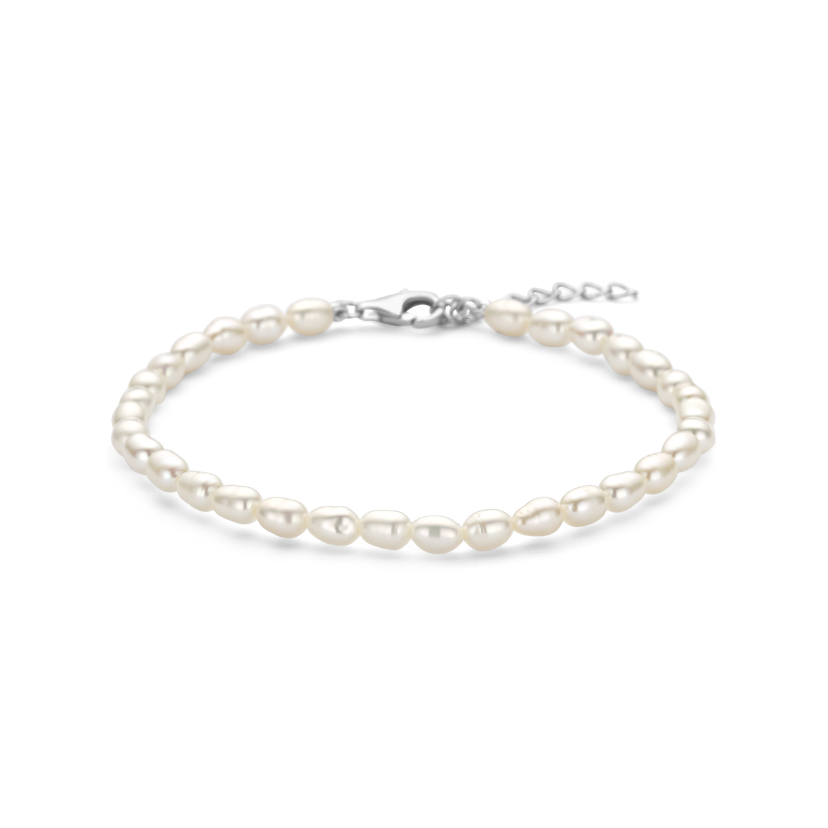 Gerhodineerd 925 zilveren armband uitgevoerd met parels. De armband heeft een draaglengte van 18cm met 3cm extensie. Uitgevoerd met karabijnsluiting.