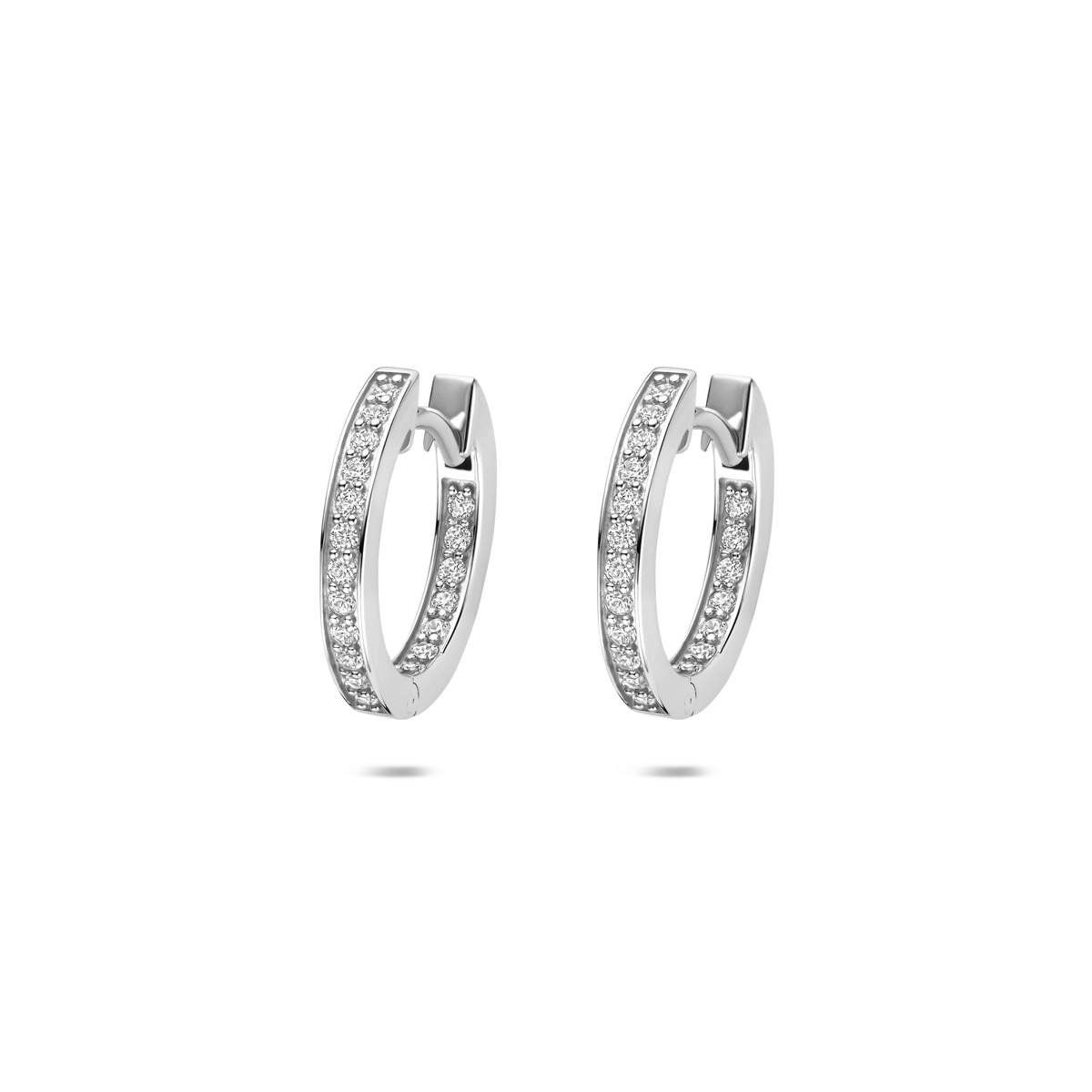 Gerhodineerd 925 zilveren klapoorringen uitgevoerd met zirkonia. De klapoorringen hebben een afmeting van 15x2mm.