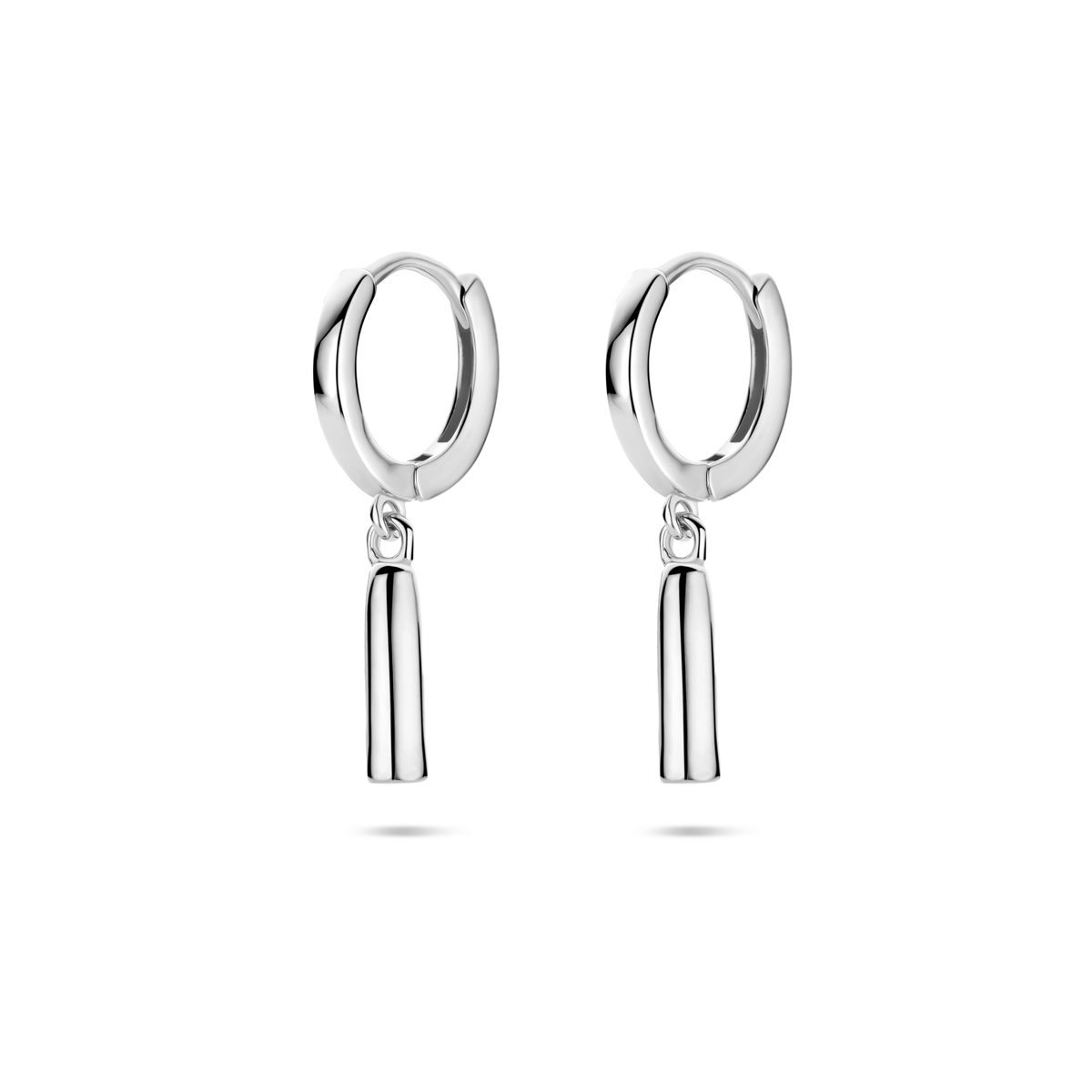 Gerhodineerd 925 zilveren klapoorringen met een totale hoogte van 22mm.