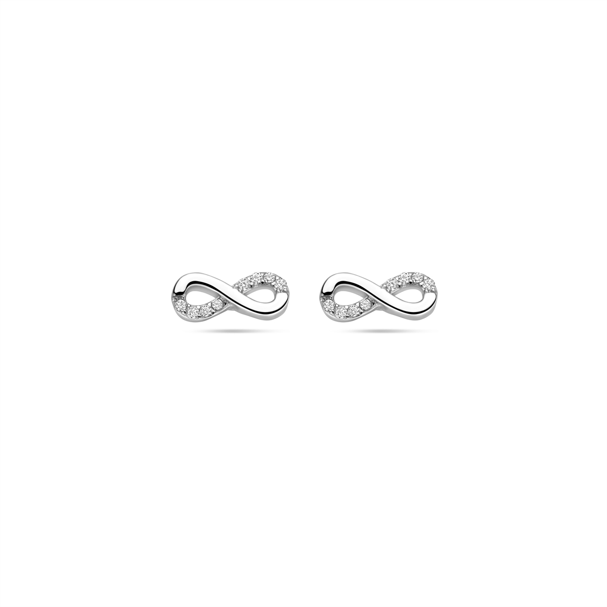 Gerhodineerd 925 zilveren oorknoppen uitgevoerd in de vorm van infinity met zirkonia. De oorknoppen hebben een afmeting van 9x4mm.