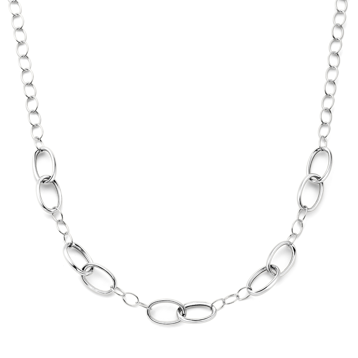 Gerhodineerd 925 zilveren collier met een schakelbreedte van 11mm. Het collier heeft een draaglengte van 45cm en is uitgevoerd met karabijnsluiting.