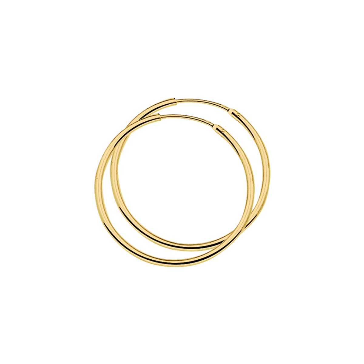 Verguld op zilveren oorringen met een ronde buis en een stevige scharniersluiting. Een goede garderobe begint bij de basis en ditzelfde geldt voor een tijdloze sieradencollectie! Deze basic oorringen passen bij iedere outfit en zijn met veel andere sieraden te combineren. Geen garantie op plating.