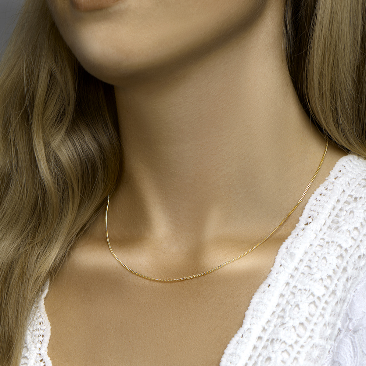 Verguld op 925 zilveren gourmette collier met een schakelbreedte van 1.4 mm. Het collier heeft een stevige karabijn sluiting. Geen garantie op plating.