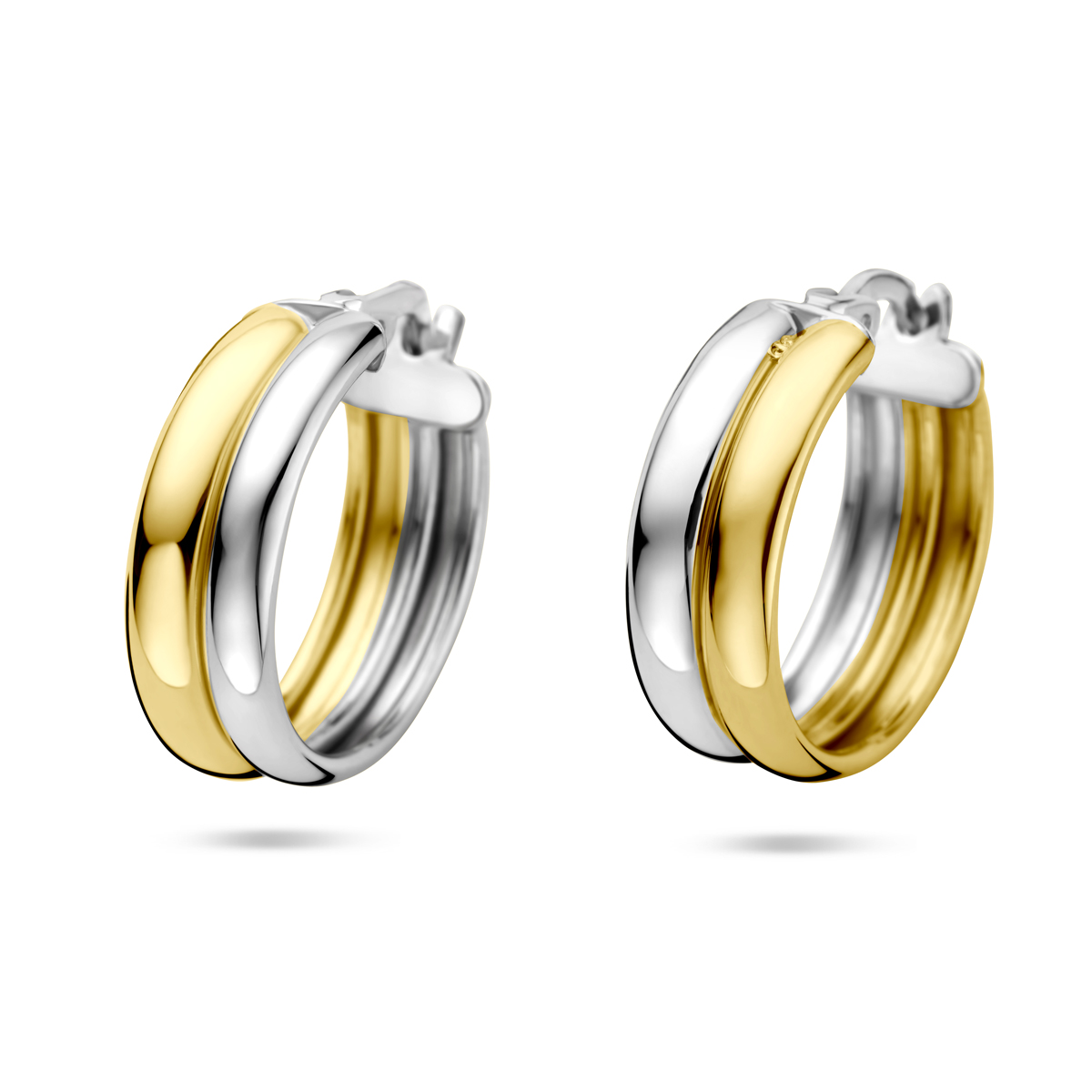 Verguld op 925 zilveren en gerhodineerd 925 zilveren oorringen. De oorringen hebben een afmeting van 18x6mm. Geen garantie op plating.