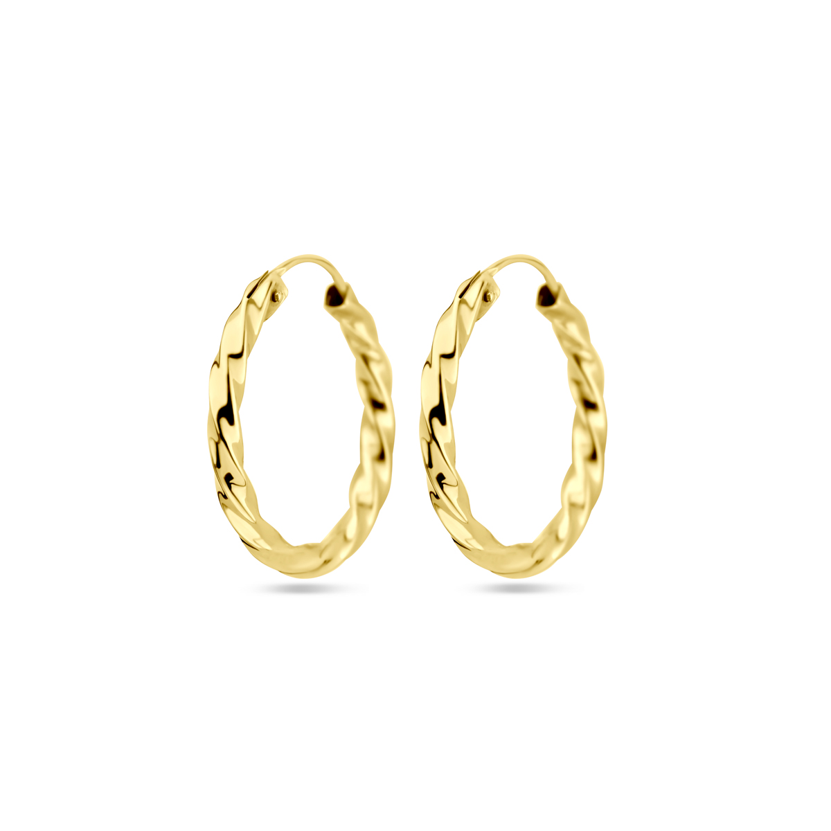 Klassieke geelgouden oorringen met een afmeting van 11x2mm uitgevoerd met een gedraaide buis. Door de eenvoud en het verfijnde ontwerp kunnen deze oorringen perfect worden gedragen met andere sieraden.