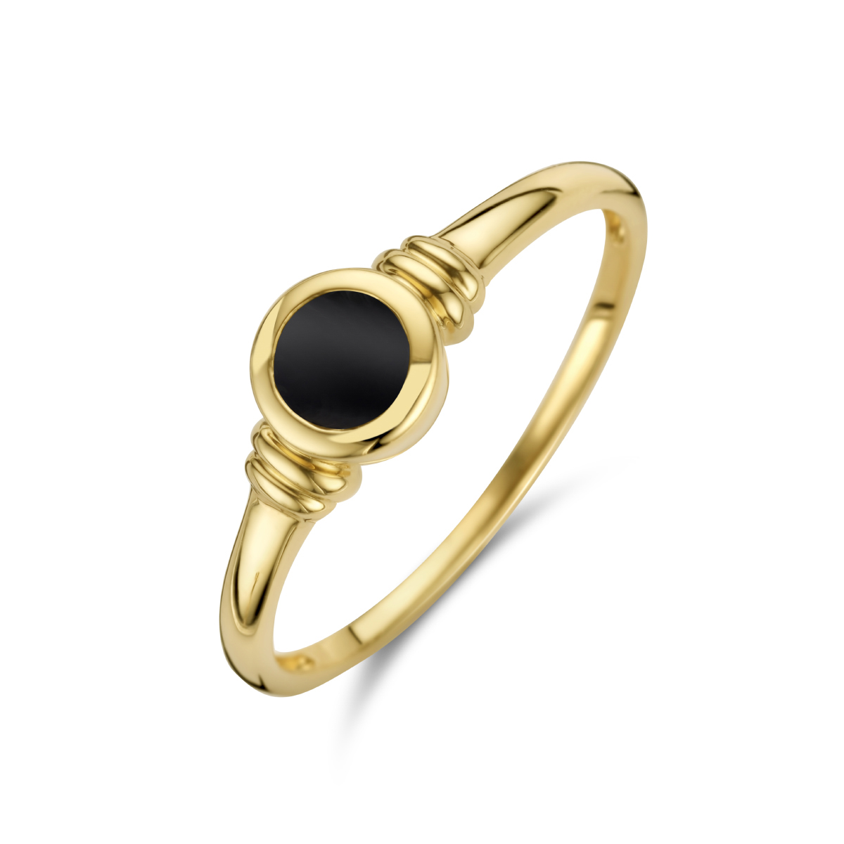 14k Geelgouden ring uitgevoerd met onyx. De ring heeft een breedte van 6.5mm.