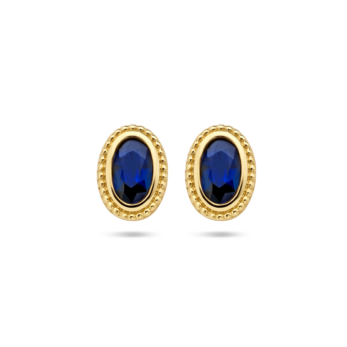 14k Geelgouden oorknoppen uitgevoerd met schitterende saffier. De oorknoppen hebben een afmeting van 7x5mm. De saffier heeft een steengewicht van 0.62ct (2x 0.31ct).